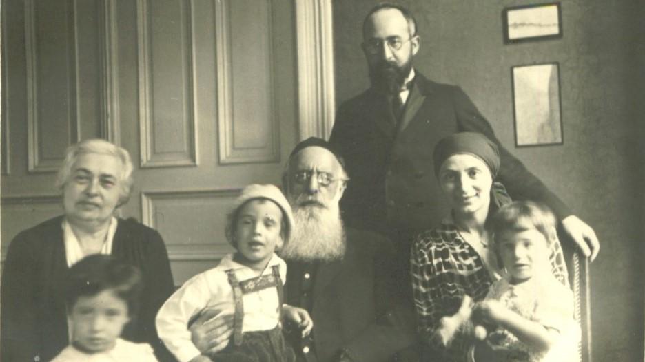 Salomo Birnbaum um 1930 mit Ehefrau Irene Rikl Grünwald, seinen Eltern und den ältesten 3 Kindern, Photo zur Verfügung gestellt von seinem Sohn David Birnbaum / Nathan & Solomon Birnbaum Archives, Toronto